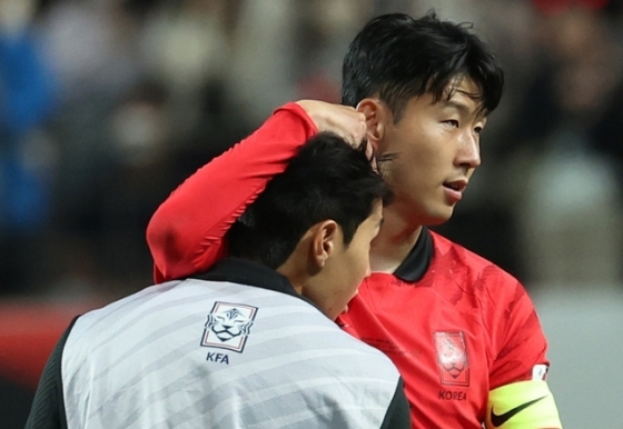 손흥민(오른쪽)과 이강인. /사진=뉴시스