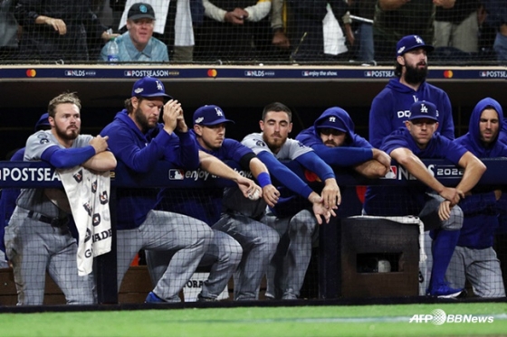 LA 다저스 선수들이 지난 16일(한국시간) 샌디에이고와 디비전시리즈 4차전 9회 더그아웃에서 경기를 지켜보고 있다.   /AFPBBNews=뉴스1