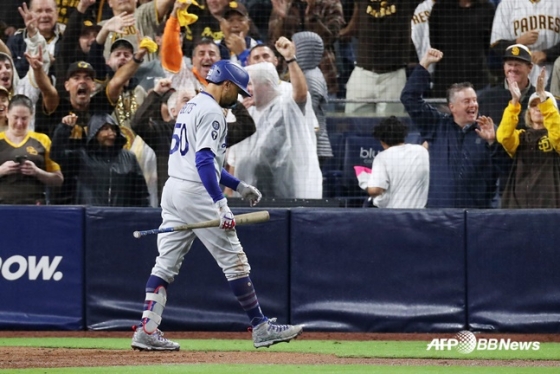 무키 베츠가 16일(한국시간) 열린 내셔널리그 디비전시리즈(NLDS) 4차전에서 9회초 삼진을 당한 후 더그아웃으로 돌아가고 있다. /AFPBBNews=뉴스1