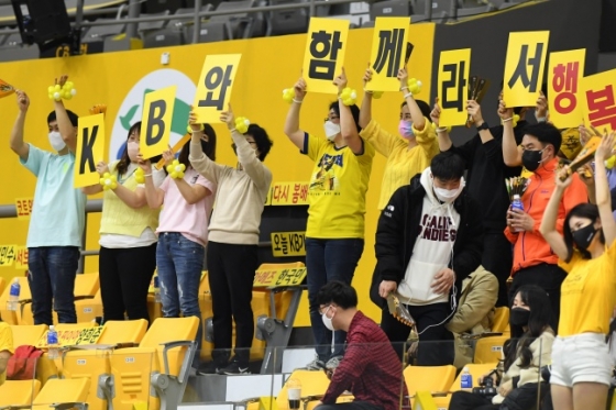 홈구장 의정부체육관에 모인 KB손해보험 팬들이 선수들을 응원하고 있다./사진=한국배구연맹
