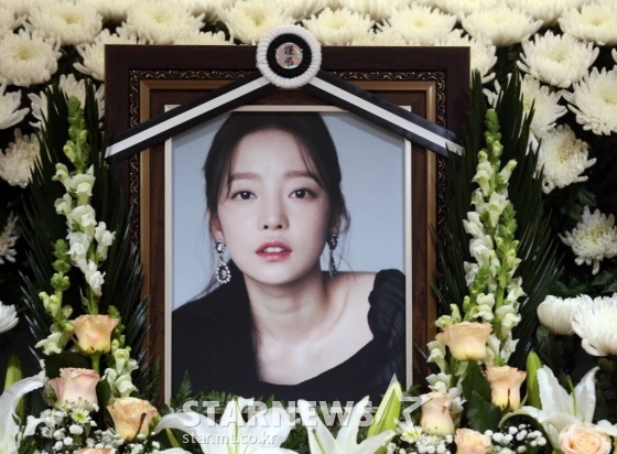 어제 숨진 채로 발견된 가수 고 구하라의 일반 빈소가 마련된 서울 강남 성모병원 장례식장 영정./사진공동취재단 /사진=사진공동취재단