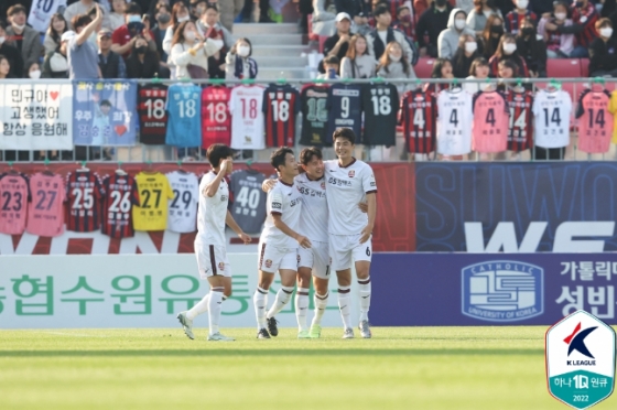FC서울 나상호(왼쪽 두 번째)가 22일 수원FC전에서 선제골을 터뜨린 뒤 기성용 등 팀 동료들과 기뻐하고 있다. /사진=한국프로축구연맹