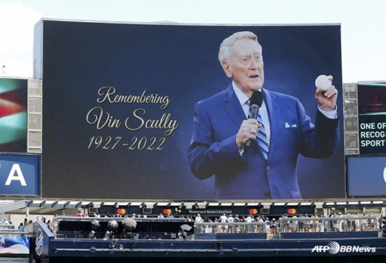지난 8월 미국 뉴욕 양키 스타디움 전광판에 빈 스컬리를 추모하는 화면이 표출되고 있다.   /AFPBBNews=뉴스1