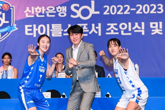 24일 서울 63컨벤션센터에서 열린 여자프로농구 미디어데이에 참석한 우리은행 위성우(가운데) 감독과 박혜진(왼쪽) 김단비. /사진=WKBL