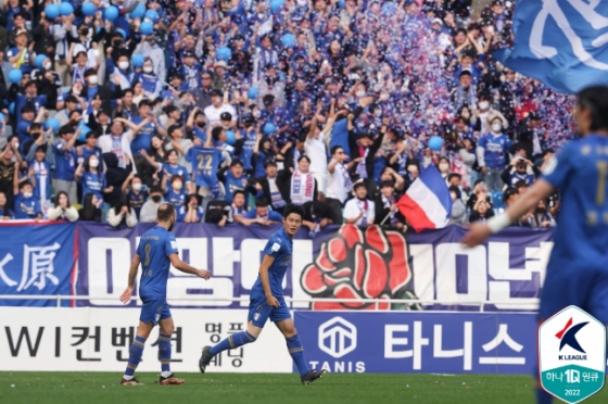 수원삼성 공격수 안병준(왼쪽 두 번째)이 29일 FC안양과의 승강 플레이오프에서 골을 터뜨린 뒤 기뻐하고 있다. /사진=한국프로축구연맹