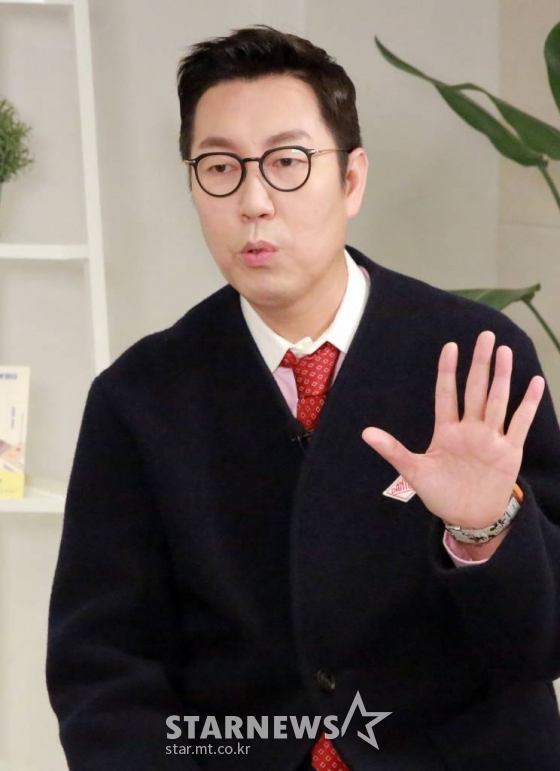 개그맨 김영철이 2일 오후 비대면으로 진행된 &#039;울다가 웃었다&#039; 출간 기념 기자간담회에 참석해 포즈를 취하고 있다. 2022.03.02 &lt;사진=김영사&gt; /사진=임성균 기자 tjdrbs23@