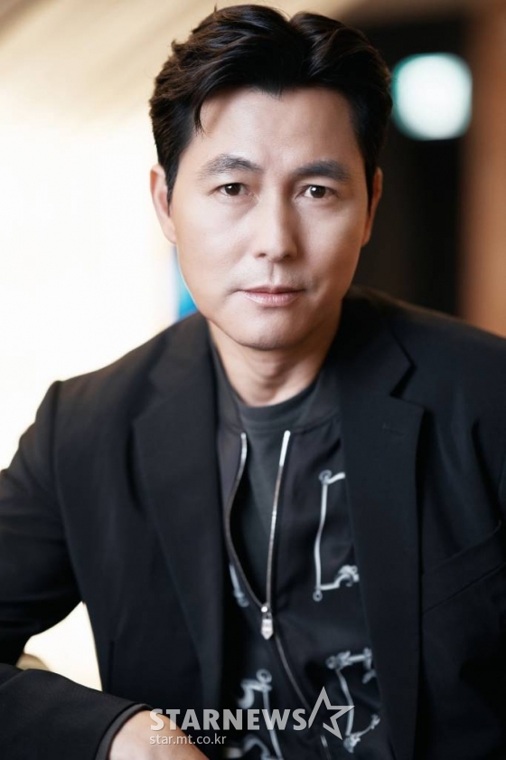 배우 정우성이 3일 오전 서울 종로구 삼청동의 한 카페에서 진행된 영화 &#039;헌트&#039; 개봉 관련 인터뷰를 위해 포즈를 취하고 있다.  정우성은 극 중 조직 내 스파이를 색출하라는 상부의 지시를 받고 거침없는 추적을 이어가며 실체에 다가서는 안기부 요원 김정도 역할을 맡았다.  &#039;헌트&#039;는 조직 내 숨어든 스파이를 색출하기 위해 서로를 의심하는 안기부 요원 &#039;박평호&#039;(이정재 분)와 &#039;김정도&#039;가 &#039;대한민국 1호 암살 작전&#039;이라는 거대한 사건과 직면하며 펼쳐지는 첩보 액션 드라마. 오는 10일 개봉. / 사진제공 = 메가박스중앙(주)플러스엠 /사진=김창현 기자 chmt@