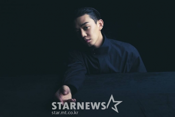 넷플릭스 오리지널 드라마 &#039;지옥&#039;의 주연배우 유아인이 3일 진행된 온라인 라운드 인터뷰를 위해 포즈를 취하고 있다.  &#039;지옥&#039;은 예고없이 등장한 지옥의 사자들에게 사람들이 지옥행 선고를 받는 초자연적 현상이 발생하고, 이 혼란을 틈타 부흥한 종교단체 새진리회와 사건의 실체를 밝히려는 이들이 얽히면서 벌어지는 이야기다. /사진제공=넷플릭스 2021.12.03 /사진=이동훈 기자 photoguy@