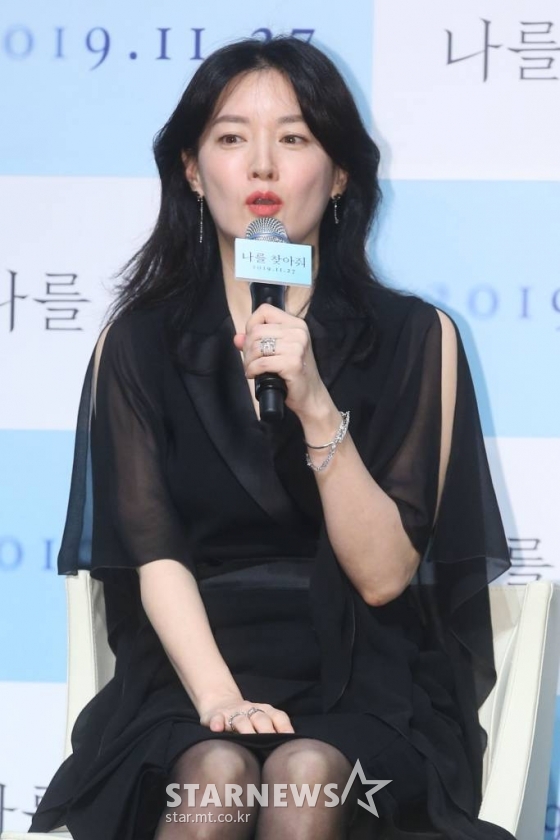 배우 이영애가  4일 오전 서울 강남구 신사동 CGV압구정에서 열린  영화 &#039;나를 찾아줘&#039; 제작발표회에 참석해 취재진의 질문에 답하고 있다.6년 전 실종된 아들을 봤다는 연락을 받은 정연(이영애)이 낯선 곳으로 아이를 찾아 나서며 시작되는 스릴러 &#039;나를 찾아줘&#039;는 오는 27일 개봉 예정이다. /사진=강민석 기자 msphoto94@