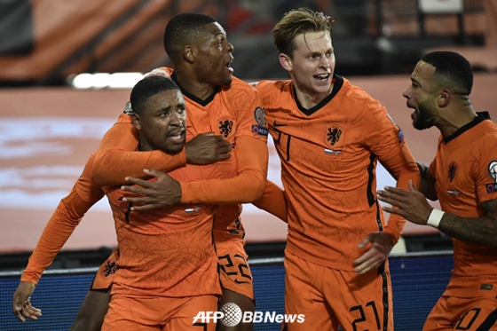 지난해 노르웨이와의 월드컵 예선에서 골을 넣은 뒤 기뻐하고 있는 네덜란드 선수들. 토트넘 출신의 스티븐 베르바인(맨 왼쪽)은 월드컵 출전이 유력한 선수다. /AFPBBNews=뉴스1