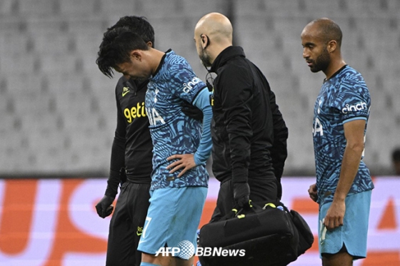 토트넘 손흥민(왼쪽)이 지난 2일 마르세유와의 UEFA 챔피언스리그 경기 도중 부상을 당한 뒤 부축을 받으며 빠져 나가고 있다. /AFPBBNews=뉴스1
