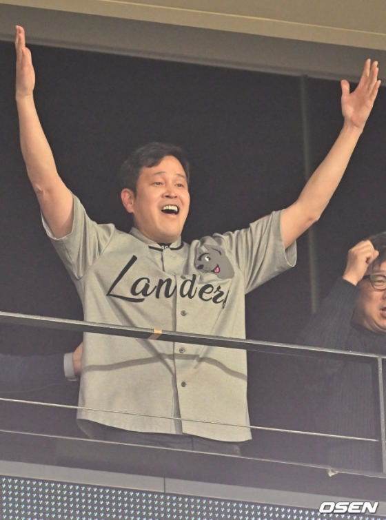 정용진 SSG 구단주가 한국시리즈 5차전 9회말 김강민의 역전 끝내기 3점 홈런으로 극적인 승리를 하자 두팔을 번쩍 들고 좋아하고 있다.