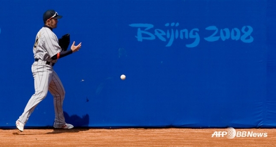 2008 베이징 올림픽 준결승전에서 일본 좌익수 G.G. 사토가 8회 말 고영민의 외야 타구를 놓치고 있다. /AFPBBNews=뉴스1