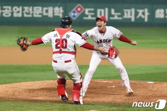 SSG 김광현(오른쪽)과 이재원이 한국시리즈 우승을 확정지은 뒤 기뻐하고 있다./사진=뉴스1