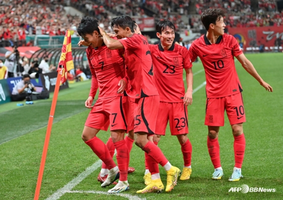 대한민국 축구대표팀 에이스 손흥민(맨 왼쪽, 등번호 7번)의 카타르 월드컵 출전이 가능해 보인다. /사진=AFPBBNews=뉴스1