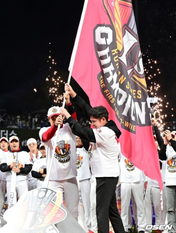SSG 정용진(오른쪽) 구단주와 김강민이 8일 한국시리즈 우승을 차지한 뒤 랜딩 세리머니를 하고 있다. 