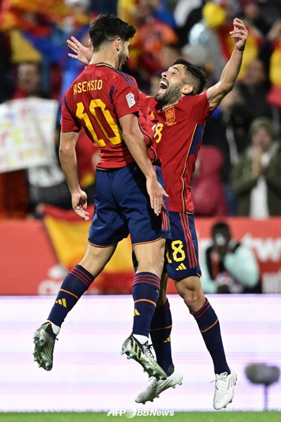 지난 9월 스위스와의 UEFA 네이션스리그 득점 후 기뻐하고 있는 스페인 축구대표팀 조르디 알바(오른쪽)와 마르코 아센시오. /AFPBBNews=뉴스1