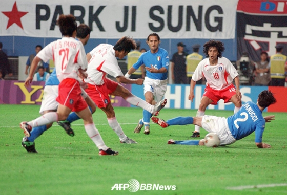 지난 2002년 한·일 월드컵 16강 이탈리아전에서 설기현(왼쪽 3번째)이 극적인 동점골을 터뜨리던 순간. /AFPBBNews=뉴스1