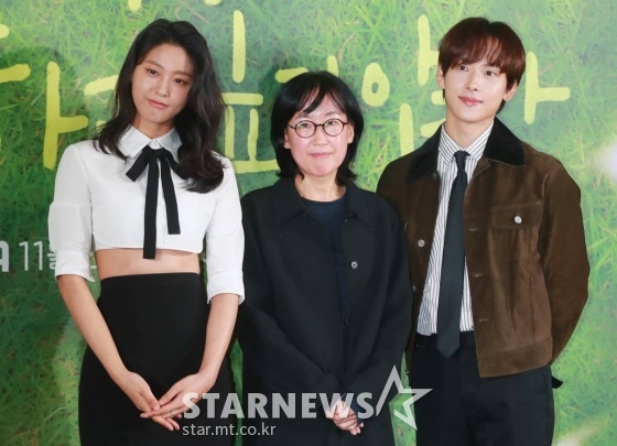 설현, 이윤정 감독, 임시완이 15일 오후 서울 마포구 상암동 스탠포드호텔에서 진행된 지니TV 오리지널 &#039;아무것도 하고 싶지 않아&#039; 제작발표회에 참석해 포즈를 취하고 있다.  인생 파업을 선언한 자발적 백수 ‘여름’과 삶이 물음표인 도서관 사서 ‘대범’, 일상에 지친 우리를 위로해 줄 두 청춘의 쉼표 찾기 프로젝트 &#039;아무것도 하고 싶지 않아&#039;는 오는 21일 공개된다. /2022.11.15 /사진=이동훈 기자 photoguy@