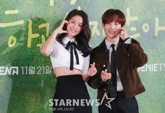 배우 임시완, 설현이 15일 오후 서울 마포구 상암동 스탠포드호텔에서 진행된 지니TV 오리지널 &#039;아무것도 하고 싶지 않아&#039; 제작발표회에 참석해 포즈를 취하고 있다.  인생 파업을 선언한 자발적 백수 ‘여름’과 삶이 물음표인 도서관 사서 ‘대범’, 일상에 지친 우리를 위로해 줄 두 청춘의 쉼표 찾기 프로젝트 &#039;아무것도 하고 싶지 않아&#039;는 오는 21일 공개된다. /2022.11.15 /사진=이동훈 기자 photoguy@