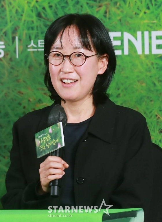 이윤정 감독이 15일 오후 서울 마포구 상암동 스탠포드호텔에서 진행된 지니TV 오리지널 &#039;아무것도 하고 싶지 않아&#039; 제작발표회에 참석해 질문에 답하고 있다.  인생 파업을 선언한 자발적 백수 ‘여름’과 삶이 물음표인 도서관 사서 ‘대범’, 일상에 지친 우리를 위로해 줄 두 청춘의 쉼표 찾기 프로젝트 &#039;아무것도 하고 싶지 않아&#039;는 오는 21일 공개된다. /2022.11.15 /사진=이동훈 기자 photoguy@