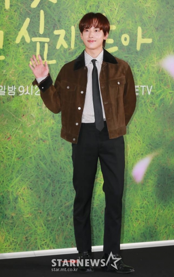 배우 임시완이 15일 오후 서울 마포구 상암동 스탠포드호텔에서 진행된 지니TV 오리지널 &#039;아무것도 하고 싶지 않아&#039; 제작발표회에 참석해 포즈를 취하고 있다.  인생 파업을 선언한 자발적 백수 ‘여름’과 삶이 물음표인 도서관 사서 ‘대범’, 일상에 지친 우리를 위로해 줄 두 청춘의 쉼표 찾기 프로젝트 &#039;아무것도 하고 싶지 않아&#039;는 오는 21일 공개된다. /2022.11.15 /사진=이동훈 기자 photoguy@