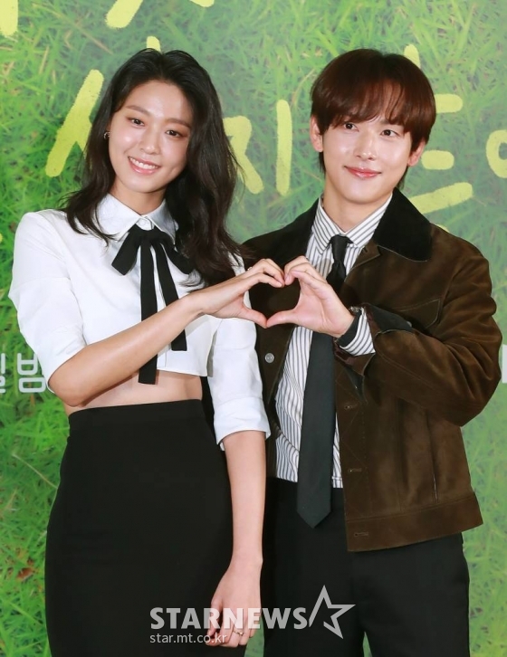 배우 임시완, 설현이 15일 오후 서울 마포구 상암동 스탠포드호텔에서 진행된 지니TV 오리지널 &#039;아무것도 하고 싶지 않아&#039; 제작발표회에 참석해 포즈를 취하고 있다.  인생 파업을 선언한 자발적 백수 ‘여름’과 삶이 물음표인 도서관 사서 ‘대범’, 일상에 지친 우리를 위로해 줄 두 청춘의 쉼표 찾기 프로젝트 &#039;아무것도 하고 싶지 않아&#039;는 오는 21일 공개된다. /2022.11.15 /사진=이동훈 기자 photoguy@