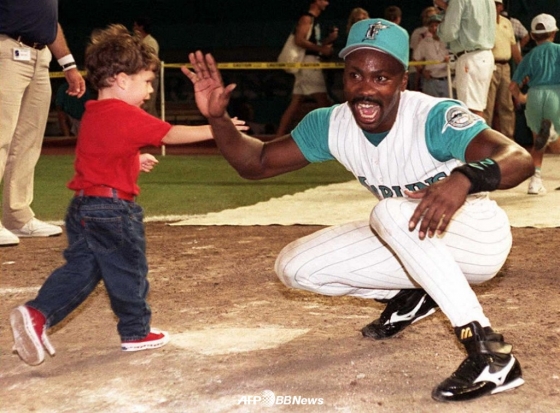 척 카가 1995년 7월 30일(현지시간) 미국 플로리다주 마이애미에 위치한 조 로비 스타디움에서 한 어린이 팬과 하이파이브를 나누고 있다. /AFPBBNews=뉴스1