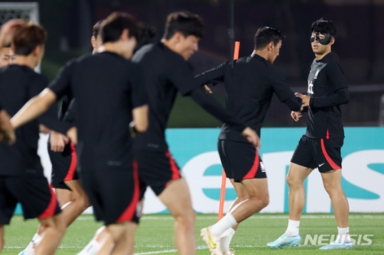 손흥민을 비롯한 대한민국 축구대표팀 선수들이 18일(현지시간) 오후 카타르 도하 알 에글라 트레이닝센터에서 훈련하고 있다. /사진=뉴시스