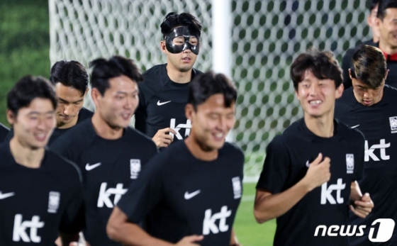 파울루 벤투 감독이 이끄는 대한민국 축구대표팀 손흥민이 18일 오후(현지시간) 카타르 도하 알 에글라 트레이닝센터에서 훈련을 하고 있다. /사진=뉴스1