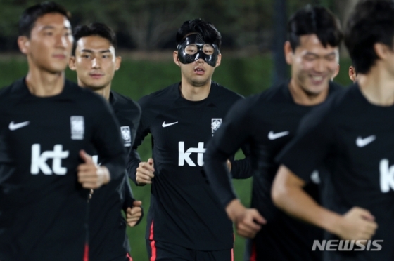 흥민을 비롯한 대한민국 축구대표팀 선수들이 18일(현지시간) 오후 카타르 도하 알 에글라 트레이닝센터에서 훈련하고 있다. /사진=뉴시스