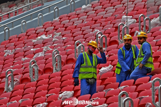 지난해 12월 카타르 경기장을 건설하고 있는 이주 노동자들.