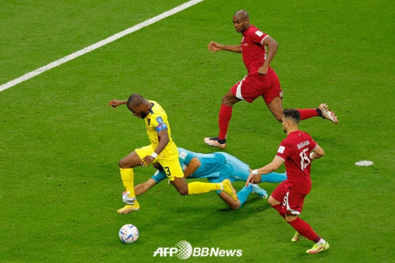 2022 FIFA 카타르 월드컵 첫 골의 주인공 에콰도르 에네르 발렌시아가 상대 골키퍼의 파울에 걸려 넘어지는 순간. /AFPBBNews=뉴스1
