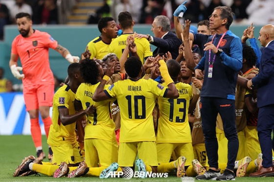 에콰도르 대표팀이 20일(현지시간) 카타르 알코르 알바이트 스타디움에서 열린 2022 FIFA 카타르 월드컵 A조 1차전 카타르전에서 에네르 발렌시아의 골이 터진 뒤 단체로 세리머니를 하고 있다. /AFPBBNews=뉴스1
