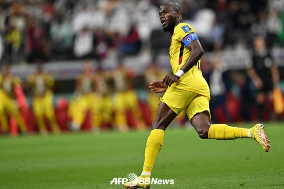 에콰도르 공격수 에네르 발렌시아가 20일 카타르와의 월드컵 개막전에서 골을 터뜨린 뒤 골 세리머니를 펼치고 있다. /AFPBBNews=뉴스1
