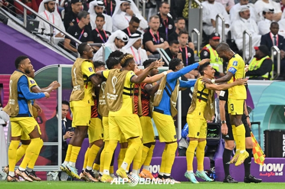 에콰도르 공격수 에네르 발렌시아(오른쪽)가 20일 카타르와의 월드컵 개막전에서 골을 터뜨린 뒤 벤치에 앉아 있는 선수들과 기뻐하고 있다. /AFPBBNews=뉴스1