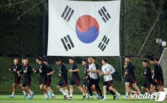 파울루 벤투 감독이 이끄는 대한민국 축구대표팀 선수들이 18일 오후(현지시간) 카타르 도하 알 에글라 트레이닝센터에서 훈련을 하고 있다. /사진=뉴스1
