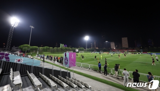 파울루 벤투 감독이 이끄는 대한민국 축구대표팀 선수들이 17일 오후(현지시간) 카타르 도하 알 에글라 트레이닝센터에서 훈련을 하고 있다. /사진=뉴스1