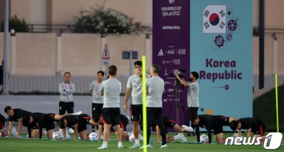 파울루 벤투 감독이 이끄는 대한민국 축구대표팀 선수들이 21일 오후(현지시간) 카타르 도하 알 에글라 트레이닝센터에서 훈련을 하고 있다. /사진=뉴스1
