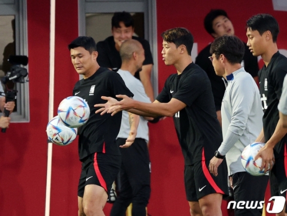 파울루 벤투 감독이 이끄는 대한민국 축구대표팀 김민재와 황희찬 등이 21일 오후(현지시간) 카타르 도하 알 에글라 트레이닝센터에서 훈련을 하고 있다. /사진=뉴스1