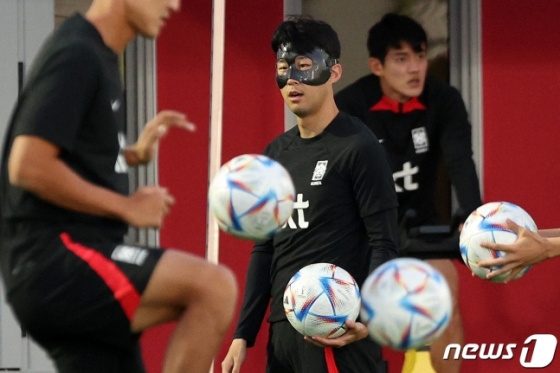 파울루 벤투 감독이 이끄는 대한민국 축구대표팀 손흥민이 21일 오후(현지시간) 카타르 도하 알 에글라 트레이닝센터에서 훈련을 하고 있다. /사진=뉴스1