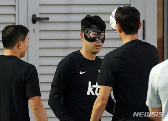 대한민국 축구대표팀 손흥민이 21일(현지시간) 오후 카타르 도하 알 에글라 트레이닝센터에서 열린 훈련에서 헤딩을 하고 있다. /사진=뉴시스