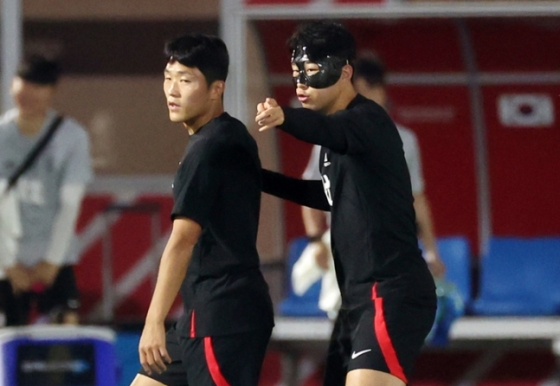 대한민국 축구대표팀 손흥민이 17일(현지시간) 오후 카타르 도하 알 에글라 트레이닝센터에서 훈련에 나서며 나상호와 대화하고 있다. /사진=뉴시스