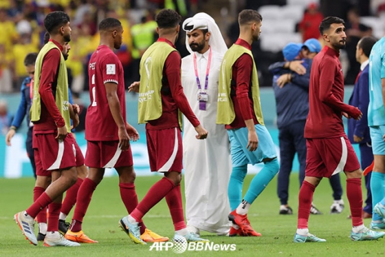 월드컵 역사상 92년 만에 처음으로 개최국 첫 경기 패배를 당한 카타르 선수들이 경기장을 빠져나가고 있다. /AFPBBNews=뉴스1
