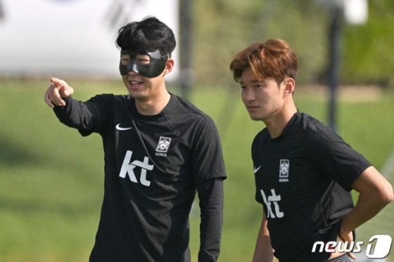 손흥민(왼쪽)과 김진수가 19일(현지시간) 2022 국제축구연맹(FIFA) 카타르 월드컵 출전을 앞두고 카타르 도하의 알 에글라 훈련장 5에서 훈련에 참가하고 있다. /사진=뉴스1