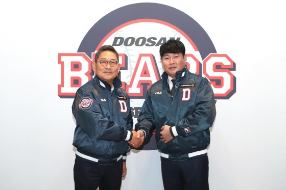 두산 베어스 전풍 대표이사와 양의지가 FA 계약 체결 후 악수를 하고 있다./사진=두산 베어스