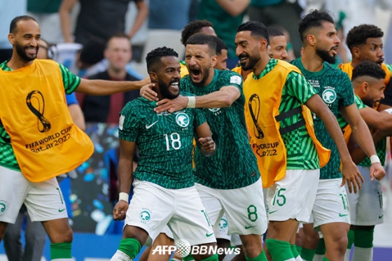 사우디아라비아 선수들이 22일 루사일 스타디움에서 열린 아르헨티나와의 2022 FIFA 카타르 월드컵 조별리그 C조 1차전에서 역전골을 터뜨린 뒤 골 세리머니를 펼치고 있다./AFPBBNews=뉴스1