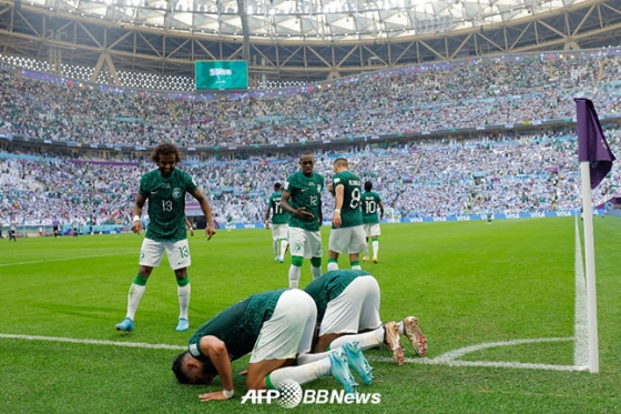 사우디아라비아 선수들이 22일 루사일 스타디움에서 열린 아르헨티나와의 2022 FIFA 카타르 월드컵 조별리그 C조 1차전에서 역전골을 터뜨린 뒤 골 세리머니를 펼치고 있다./AFPBBNews=뉴스1