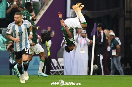 사우디아라비아 살렘 알사리가 22일 루사일 스타디움에서 열린 아르헨티나와의 2022 FIFA 카타르 월드컵 조별리그 C조 1차전에서 역전골을 터뜨린 뒤 골 세리머니를 펼치고 있다. /AFPBBNews=뉴스1