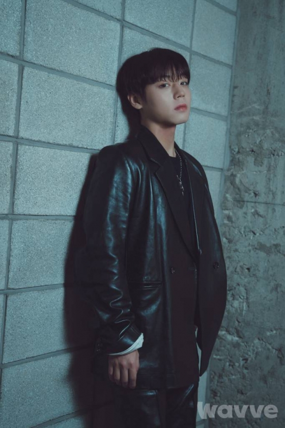 가수 겸 배우 박지훈이 22일 오후 서울 종로구 소격동의 한 카페에서 진행된 웨이브 오리지널 시리즈 &#039;약한영웅 Class 1&#039; 관련 인터뷰를 위해 포즈를 취하고 있다.  박지훈은 극 중 체력은 약하지만 타고난 두뇌와 주변 사물을 이용해 상대를 제압하는 연시은 역을 열연했다.  &#039;약한영웅&#039;은 상위 1% 모범생 연시은이 처음으로 친구가 된 수호(최현욱 분), 범석(홍경 분)과 함께 수많은 폭력에 맞서 나가는 과정을 그린 약한 소년의 강한 액션 성장 드라마다. / 사진제공 = 웨이브 /사진=김창현 기자 chmt@